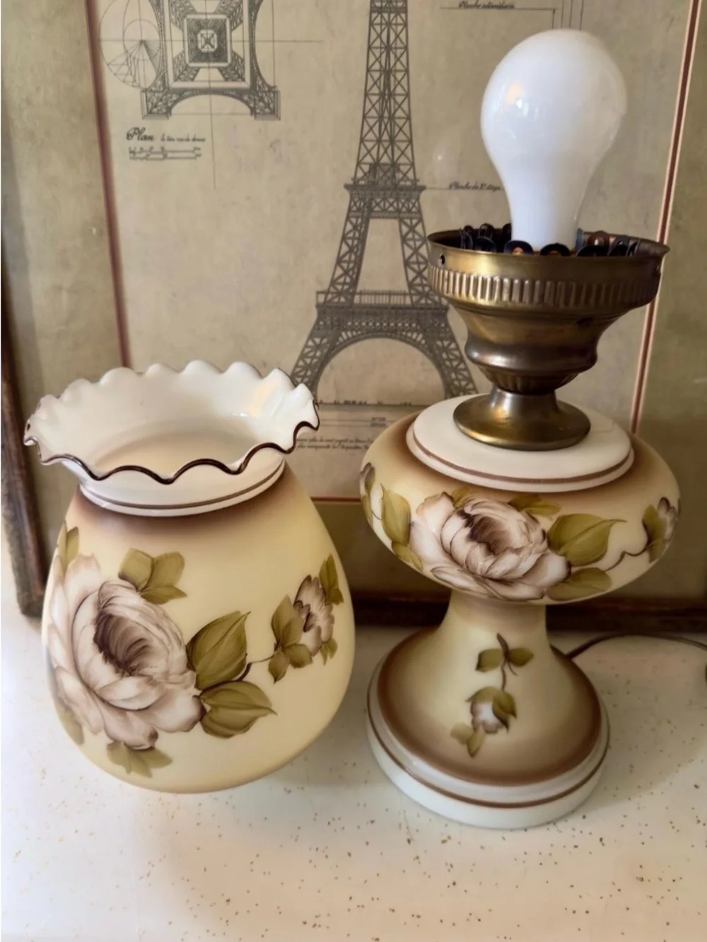 VTG Gone With The Wind  Floral Glass Table Lamp in Cream, Gold and Brown
